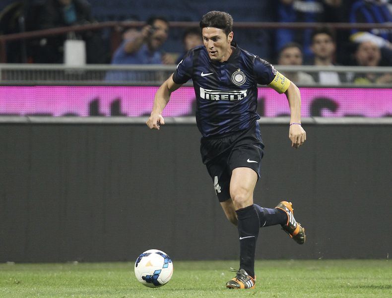 El jugador del Inter, Javier Zanetti, controla el bal&oacute;n en un partido contra la Lazio por la Serie A el s&aacute;bado, 10 de mayo de 2014, en Mil&aacute;n. (AP Photo/Antonio Calanni)