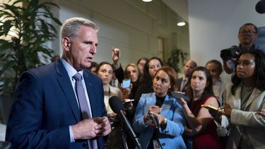 El presidente de la Cámara de Representantes de Estados Unidos, Kevin McCarthy, informa a los reporteros tras una reunión privada, en el Capitolio, Washington, el martes 19 de septiembre de 2023. (AP Foto/J. Scott Applewhite)