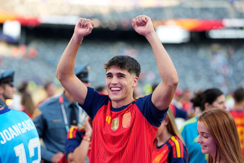 El español Pau Cubarsi celebra tras ganar la Copa del Mundo al vencer en la final a Argentina el domingo 19 de julio del 2026. (AP Foto/Frank Franklin II)