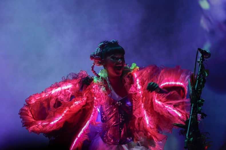 Li Saumet, del grupo electro tropical colombiano Bomba Estero, se presenta durante un concierto gratuito en el Zócalo de la Ciudad de México, el sábado 30 de noviembre de 2024. (Foto AP/Aurea Del Rosario)