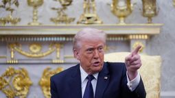 El presidente de Estados Unidos, Donald Trump, habla durante una reunión con el canciller alemán Friedrich Merz en la Oficina Oval de la Casa Blanca, el martes 3 de marzo de 2026, en Washington. (AP Foto/Mark Schiefelbein)