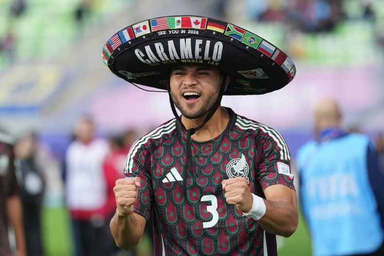 Rodrigo Mora, de la selección de México, festeja tras la victoria sobre Marruecos en el Mundial sub20, el sábado 4 de octubre de 2025, en Valparaíso, Chile (AP Foto/Andre Penner)