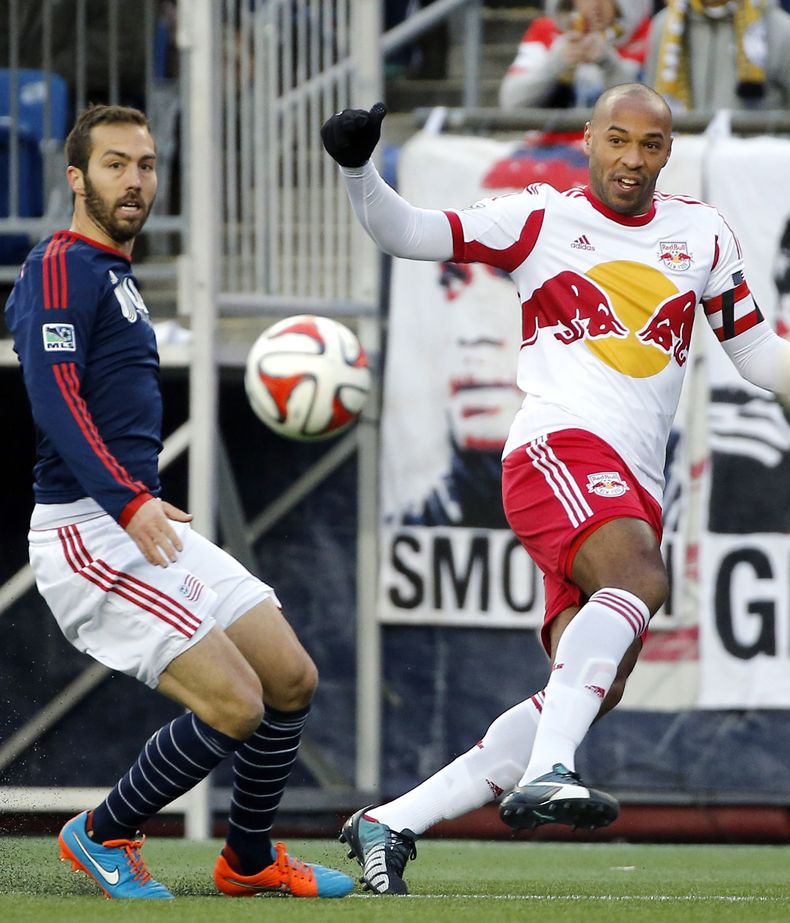 Thierry Henry (der) remata ante la marca de A.J. Soares durante la final de la Conferencia Oriental de la MLS entre los Red Bulls de Nueva York y el New England Revolution. Henry, de 37 a&ntilde;os y cuyo contrato acaba de expirar, dijo que se va de la ML