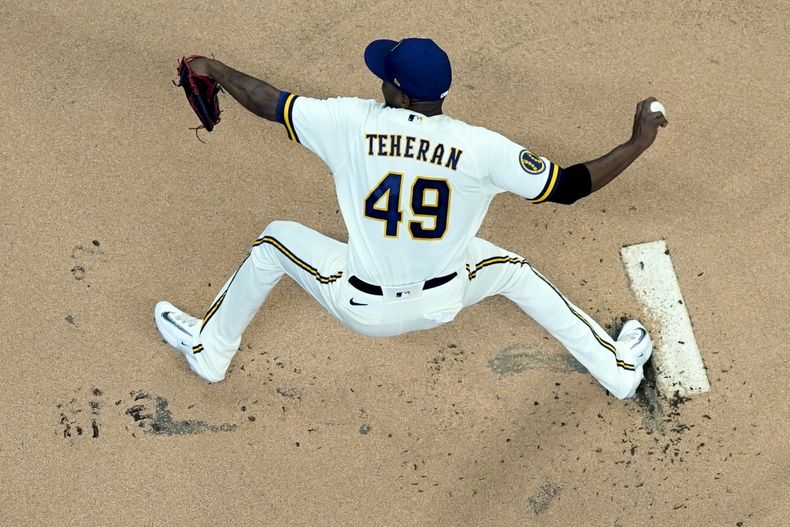 El colombiano Julio Tehrán, abridor de los Cerveceros de Milwaukee, realiza su primera actuación con el equipo en un duelo ante los Gigantes de San Francisco, el jueves 25 de mayo de 2023 (AP Foto/Morry Gash)