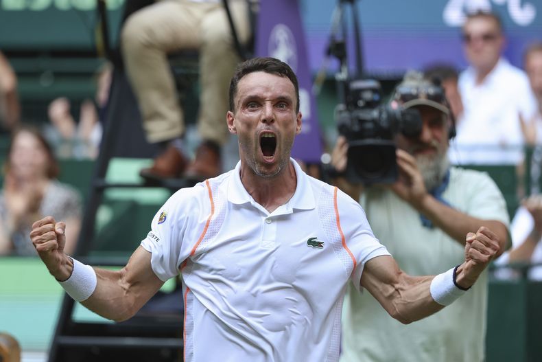 El español Roberto Bautista Agut celebra tras vencer al ruso Daniil Medvedev en los cuartos de final del Abierto de Halle el viernes 23 de junio del 2023. (Friso Gentsch/dpa via AP)