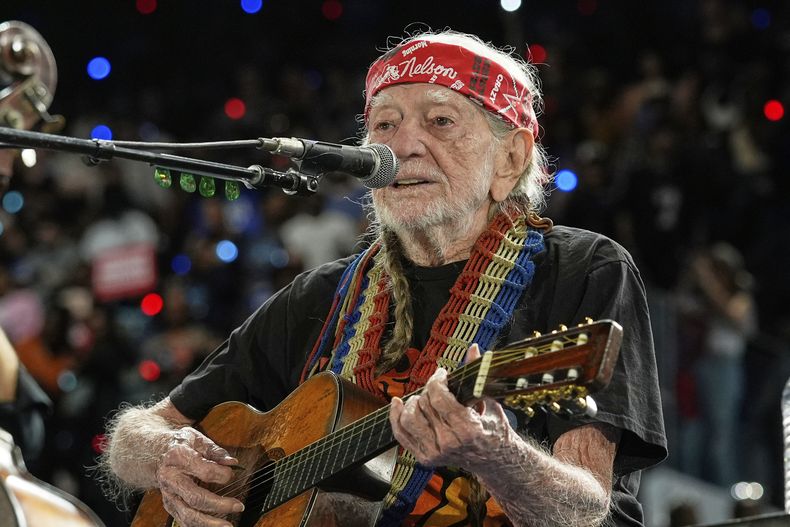 ARCHIVO - El músico Willie Nelson actúa antes del evento de la candidata presidencial demócrata, la vicepresidenta Kamala Harris, en un mitin en Houston, el viernes 25 de octubre de 2024.(Foto AP/Susan Walsh, archivo)