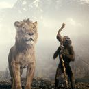 Esta imagen proporcionada por Disney muestra a los personajes Sarabi, con la voz de Tiffany Boone, izquierda, Mufasa, con la voz de Aaron Pierre, en el centro, y Rafiki, con la voz de Kagiso Lediga en una escena de Mufasa: The Lion King (Mufasa, El Rey León). (Disney vía AP)
