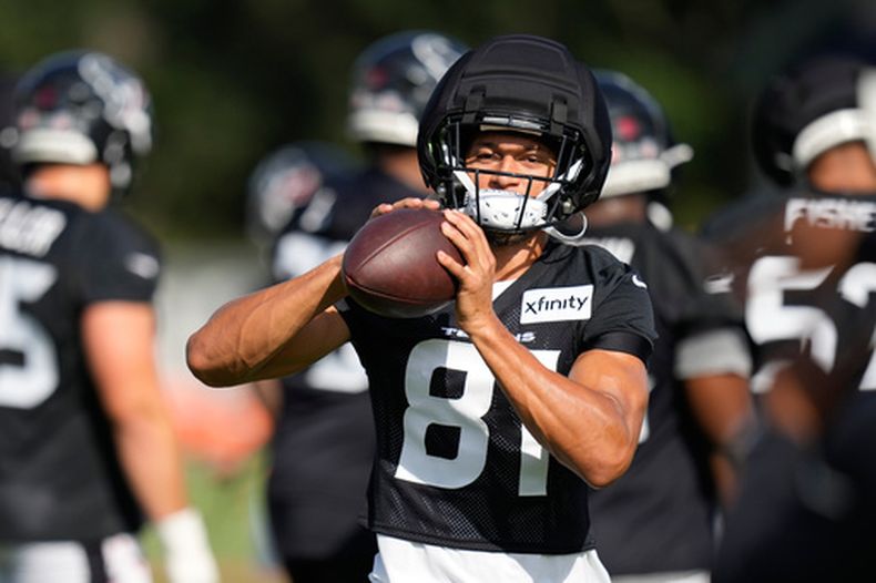 El receptor abierto de los Texans de Houston, Jayden Higgins, se entrena durante el campamento de entrenamiento de fútbol americano de la NFL del equipo en Houston, el miércoles 29 de julio de 2026. (Foto AP/Seth Wenig)