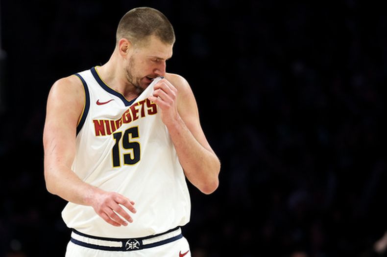 Nikola Jokic, de los Nuggets de Denver, reacciona durante la segunda mitad del sexto juego de la serie de primera ronda de playoffs del baloncesto de la NBA contra los Timberwolves de Minnesota, el jueves 30 de abril de 2026, en Minneapolis. (AP Foto/Matt Krohn)