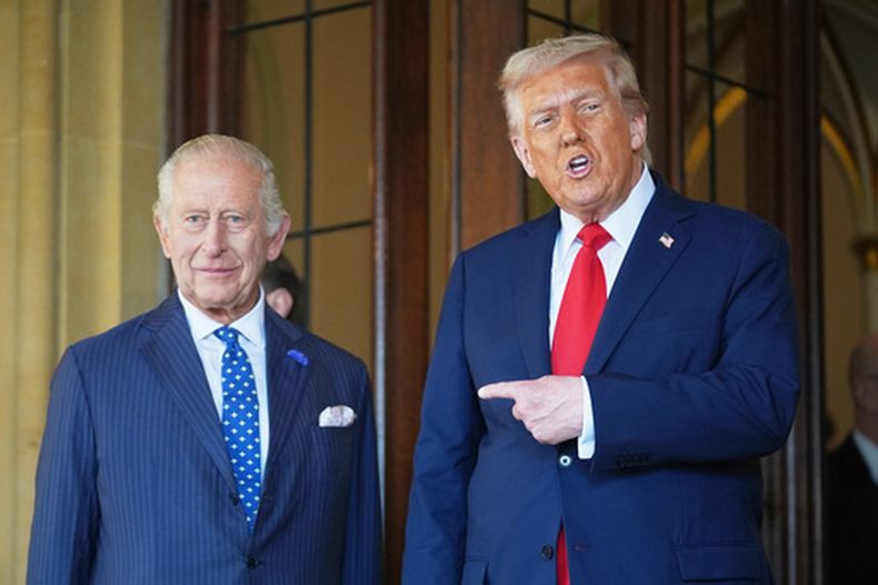 El presidente estadounidense Donald Trump con el rey Carlos III de Inglaterra en el Castillo de Windsor en Inglaterra el 18 de septiembre del 2025. (AP foto/Evan Vucci)