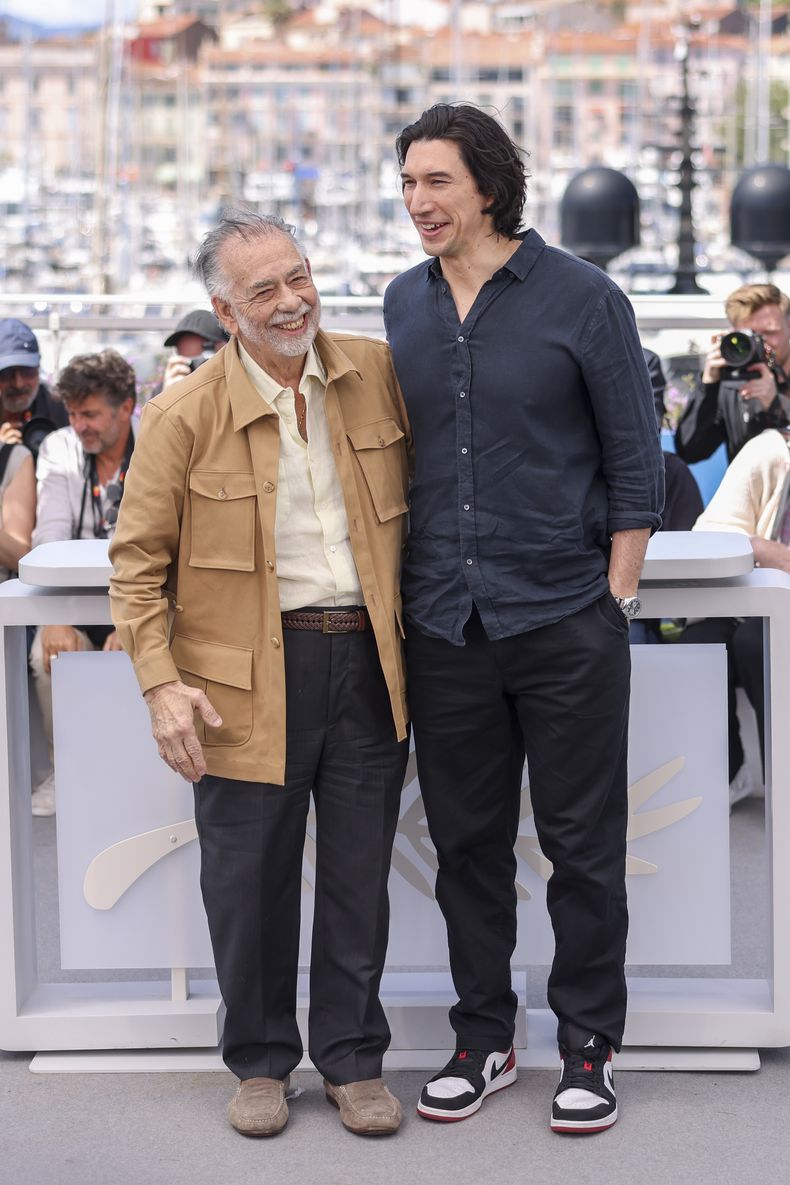 El director Francis Ford Coppola, izquierda, y Adam Driver posan en una sesión de la película Megalopolis en la 77a edición del Festival de Cine de Cannes en Francia el viernes 17 de mayo de 2024. (Foto Vianney Le Caer/Invision/AP)