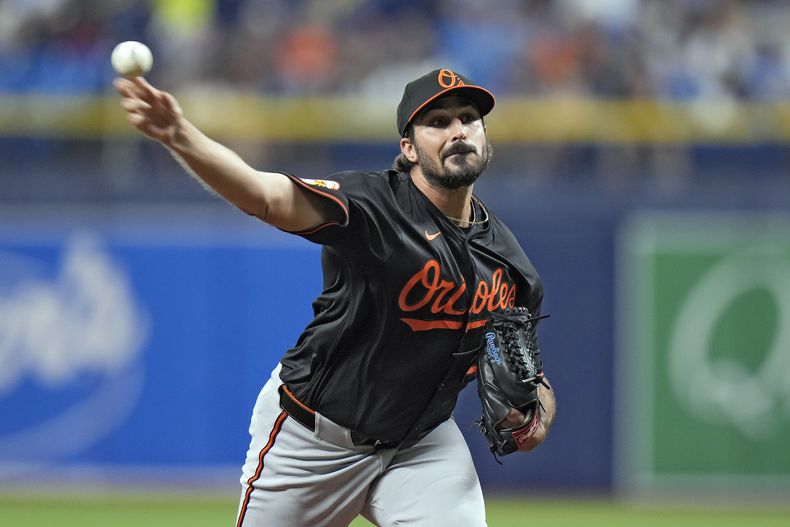 El abridor de los Orioles de Baltimore Zach Eflin lanza en la primera entrada ante los Rays de Tampa Bay el viernes 9 de agosto del 2024. (AP Foto/Christopher OMeara)