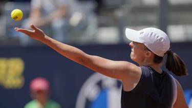 Iga Swiatek saca ante Lesia Tsurenko en el Abierto de Italia, el domingo 14 de mayo de 2023. (AP Foto/Andrew Medichini)