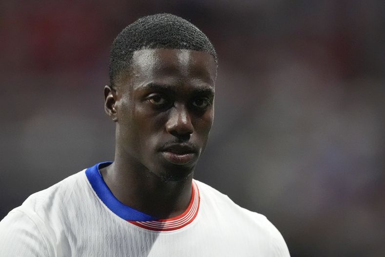 Tim Weah, de la selección de Estados Unidos, abandona la cancha tras ser expulsado del partido de la Copa América ante Panamá, el jueves 27 de junio de 2024 (AP Foto/Mike Stewart)
