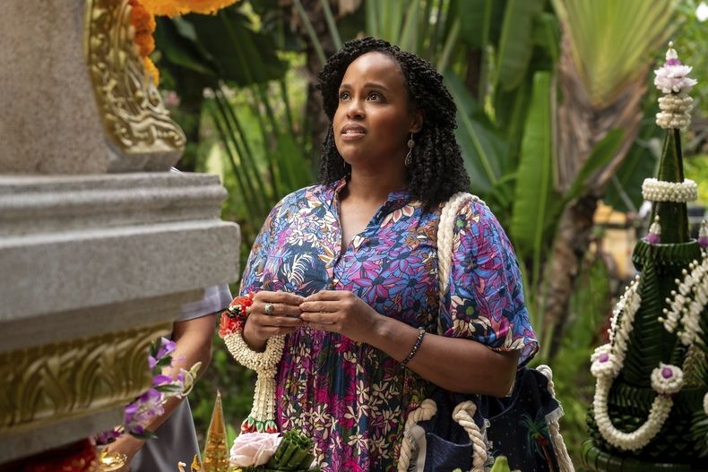 Esta imagen publicada por HBO muestra a Natasha Rothwell en una escena de The White Lotus. (Fabio Lovino/HBO via AP)