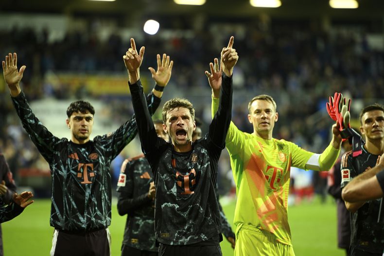 Thomas Müller del Bayern Munich celebra con sus compañeros la victoria de su equipo ante el Holstein Kiel en la Bundesliga el sábado 14 de septiembre del 2024. (Gregor Fischer/dpa via AP)