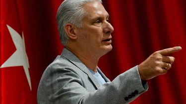 El presidente cubano Miguel Díaz-Canel pronuncia un discurso de bienvenida a los participantes de la caravana Nuestra América Convoy a Cuba en el Palacio de Convenciones, el viernes 20 de marzo de 2026, en La Habana, Cuba. (Adalberto Roque/Foto compartida vía AP)