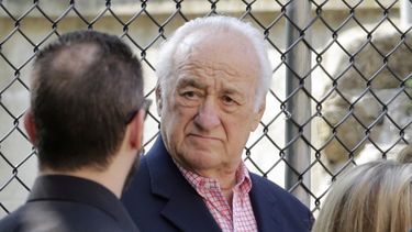 ARCHIVO - El actor Jerry Adler llega al funeral de James Gandolfini, estrella de Los Soprano, en la Catedral de San Juan el Divino de Nueva York, el jueves 27 de junio de 2013. (AP Foto/Richard Drew, archivo)