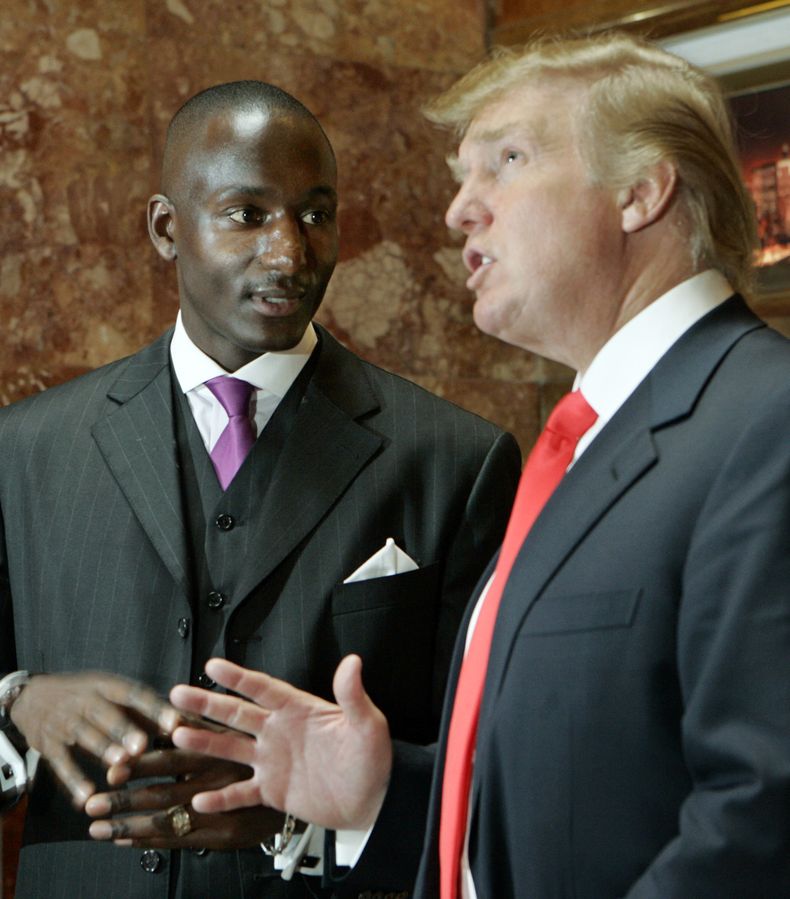 ARCHIVO - Donald Trump, derecha, habla con Randal Pinkett, izquierda, el ganador de la cuarta temporada del reality de Trump The Apprentice, en las audiciones de la sexta temporada en la Torre Trump en Nueva York, el viernes 24 de marzo de 2006. Pinkett supervisión la renovación del Casino Trump Taj Mahal Atlantic City en Nueva Jersey. En 2024 han surgido versiones sobre si Trump tuvo un trato degradante con los concursantes negros del reality. (Foto AP/Stuart Ramson, archivo)