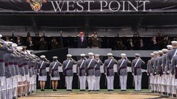 El presidente Donald Trump saluda, junto con el teniente general Steven W. Gilland, en la ceremonia de graduación de la Academia Militar de Estados Unidos en West Point, Nueva York, el sábado 24 de mayo de 2025. (AP Foto/Adam Gray)