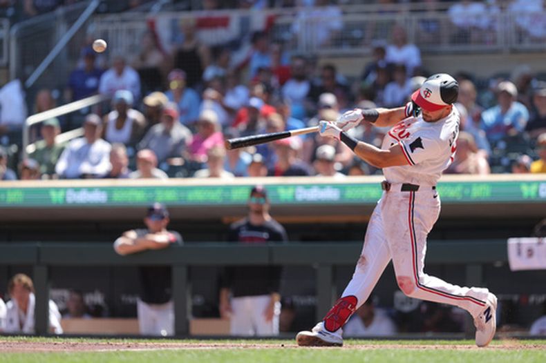 Trevor Larnach de los Mellizos de Minnesota batean un jonrón en la octava entrada ante los Angelinos de Los Ángeles el domingo 12 de julio del 2026. (AP Foto/Bailey Hillesheim)