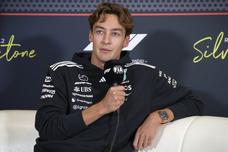 El piloto de Mercedes, George Russell, de Gran Bretaña, habla durante una conferencia de prensa en el autódromo de Silverstone, antes del Gran Premio de Gran Bretaña de Fórmula 1, en Silverstone, Inglaterra, el jueves 3 de julio de 2025. (AP Photo/Darko Bandic)
