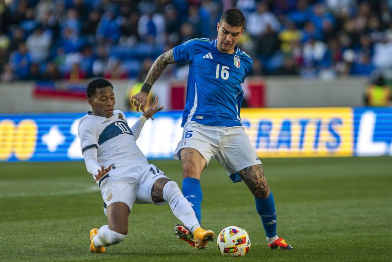 El zaguero italiano Gianluca Mancini (16) y el delantero ecuatoriano Gonzalo Plata pugnan por el balón durante un partido amistoso, el domingo 24 de marzo, en Harrison, Nueva Jersey. (AP Foto/Eduardo Muñoz Álvarez)