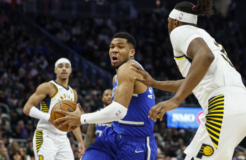 Giannis Antetokounmpo (34), de los Bucks de Milwaukee, conduce contra los Pacers de Indiana durante la primera mitad de un partido de baloncesto de la NBA, el sábado 15 de marzo de 2025, en Milwaukee. (AP Foto/Jeffrey Phelps)