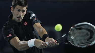 americateve | El serbio Novak Djokovic devuelve una pelota contra el espa&ntilde;ol Roberto Bautista-Agut en el torneo de Dubai el mi&eacute;rcoles, 26 de febrero de 2014, en Dubai. (AP Photo/Kamran Jebreili)