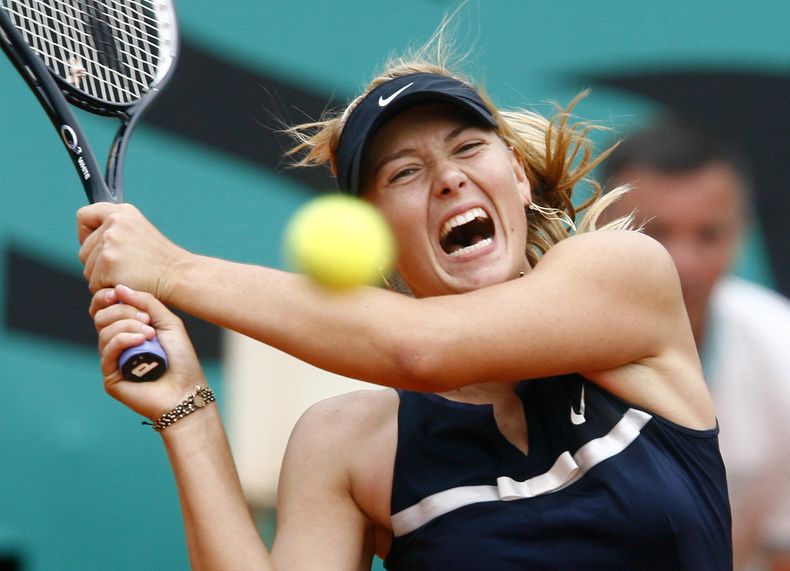 ARCHIVO - Maria Sharapova devuelve ante Karin Knapp durante la tercera ronda del Abierto de Francia, el 31 de mayo de 2008, en París. (AP Foto/David Vincent)