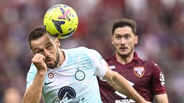 Stefan de Vrij del Inter de Milán cabecea un balón en el encuentro de la Serie A ante el Torino en el Estadio Olímpico de Turín el sábado 3 de junio del 2023. (Fabio Ferrari/LaPresse via AP)