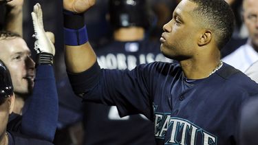 americateve | El jugador dominicano de los Marineros de Seattle, Robinson Can&oacute;, festeja en el dugout tras anotar una carrera contra los Filis de Filadelfia el martes, 19 de agosto de 2014, en Filadelfia. (AP Photo/Michael Perez)