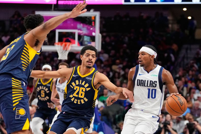 Brandon Williams, base de los Mavericks de Dallas, conduce el balón frente a Ben Sheppard, de los Pacers de Indiana, en el partido del miércoles 29 de octubre de 2025 (AP Foto/Tony Gutiérrez)
