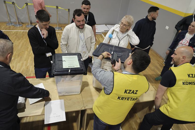 Revisión de urnas al cierre de la votación parlamentaria de Albania, en Tirana, el domingo 11 de mayo de 2025. (AP Foto/Vlasov Sulaj)
