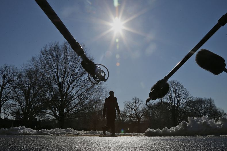 Los micr&oacute;fonos se extienden hacia el presidente Barack Obama mientras camina por el jard&iacute;n sur de la Casa Blanca, en Washington, el viernes 14 de febrero de 2014. (Foto AP/Charles Dharapak)