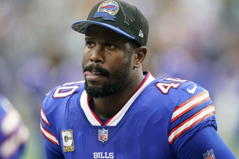 ARCHIVO - Von Miller, linebacker de los Bills de Buffalo, reacciona durante la primera mitad del juego de la NFL en contra de los Jets de Nueva York, el domingo 6 de noviembre de 2022, en East Rutherford, N.J. La Policía de Dallas emitió una orden de arresto contra Miller con cargos derivados de un disturbio importante en una casa el miércoles 29 de noviembre de 2023. (AP Foto/John Minchillo, Archivo)