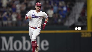 Josh Jung de los Rangers de Texas recorre las bases tras pegar un jonrón en la segunda entrada para anotación de Adolis García en el encuentro ante los Azulejos de Toronto el sábado 17 de junio del 2023. (AP Foto/LM Otero)