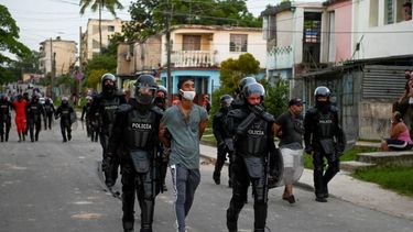 Policías reprimiendo en Cuba