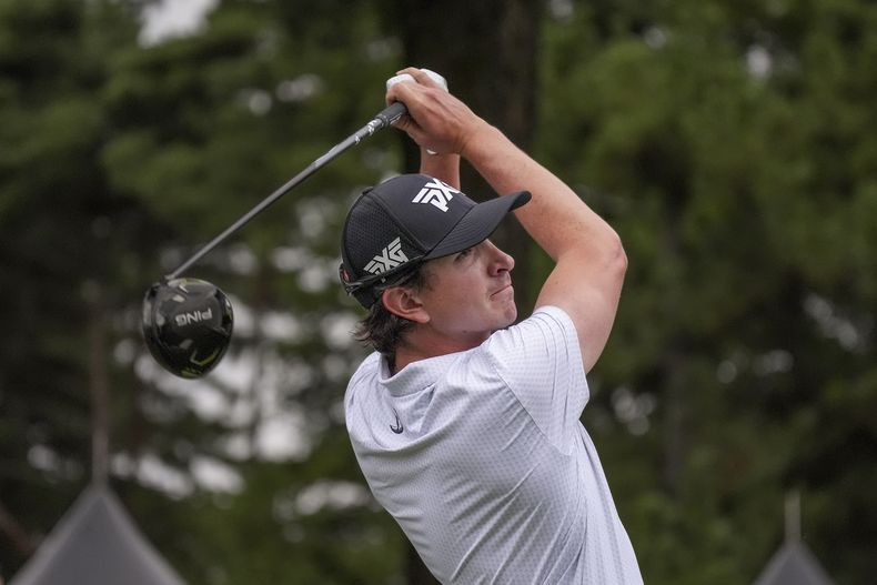 El colombiano Nico Echavarría tira en el hoyo 17 en la tercera ronda del Zozo Championship en el Narashino Country Club en Japón el sábado 26 de octubre del 2024. (AP Foto/Tomohiro Ohsumi)