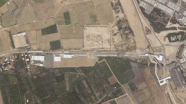 Esta imagen satelital de Planet Labs PBC del domingo 8 de octubre de 2023 muestra el daño en el cruce fronterizo de Erez que separa a la Franja de Gaza del sur de Israel después de un ataque de Hamas. (Planet Labs PBC vía AP)