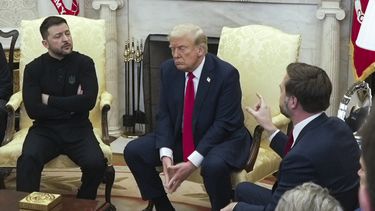 El vicepresidente JD Vance, derecha, habla con el presidente ucraniano Volodymyr Zelenskyy, izquierda, mientras el presidente Donald Trump escucha en el Despacho Oval de la Casa Blanca, el viernes 28 de febrero de 2025, en Washington. (AP Foto/ Mystyslav Chernov)