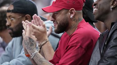 Neymar observa el cuarto partido de las Finales de la NBA entre el Heat de Miami y los Nuggets de Denver, el viernes 9 de junio de 2023. (AP Foto/Wilfredo Lee)