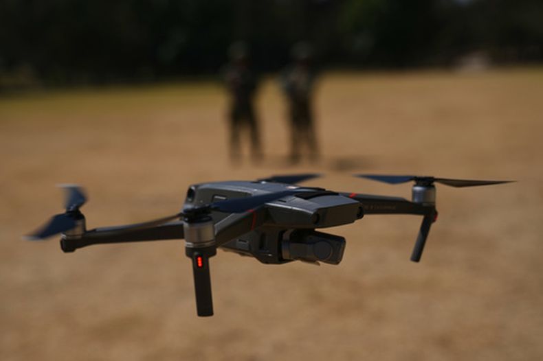 ARCHIVO - Foto del 27 de febrero del 2026, soldados mexicanos dan a conocer el equipo y las tácticas antidrones para la Copa Mundial en la Ciudad de México. (AP Foto/Marco Ugarte, Archivo)