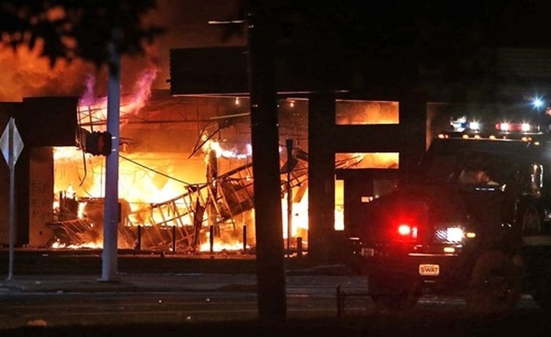 Continúan los enfrentamientos entre la  policía y los manifestantes en St Louis, Missouri, tras la muerte a tiros de un adolescente negro a manos de la policía.