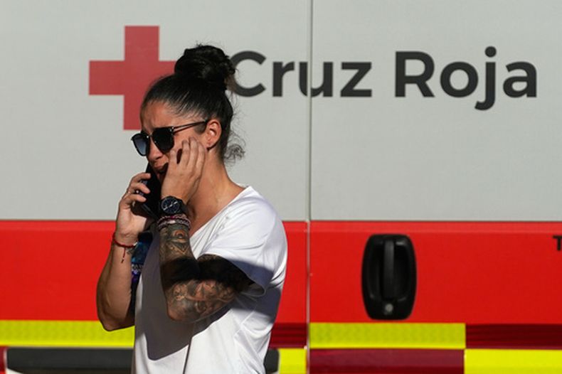 Una familiar de pasajeros a bordo de los trenes involucrados en una colisión en Urda, España, el miércoles 28 de octubre de 2026. (Foto AP/Andrea Comas)