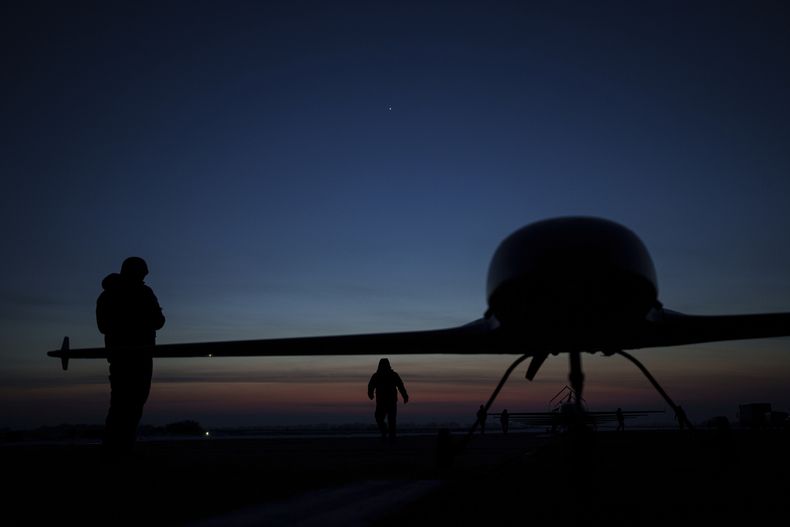 Miembros de la Inteligencia de Defensa militar ucraniana se preparan para lanzar drones de larga distancia An-196 Liutyi en un lugar no revelado de Ucrania, el 28 de febrero de 2025. (AP Foto/Evgeniy Maloletka)