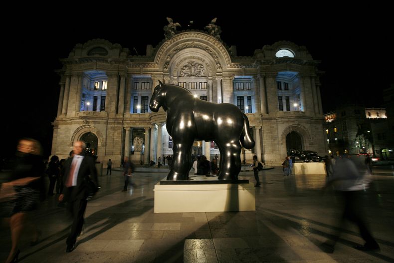 ARCHIVO - Una estatua del artista colombiano Fernando Botero afuera del Palacio de Bellas Artes durante la inauguración de la exposición retrospectiva de Botero titulada Fernando Botero: una celebración en la Ciudad de México, el 29 de marzo de 2012. Botero murió el 15 de septiembre de 2023 en Mónaco, según su hija Lina Botero, quien confirmó su fallecimiento a la emisora colombiana Caracol. (AP Foto/Marco Ugarte, Archivo)