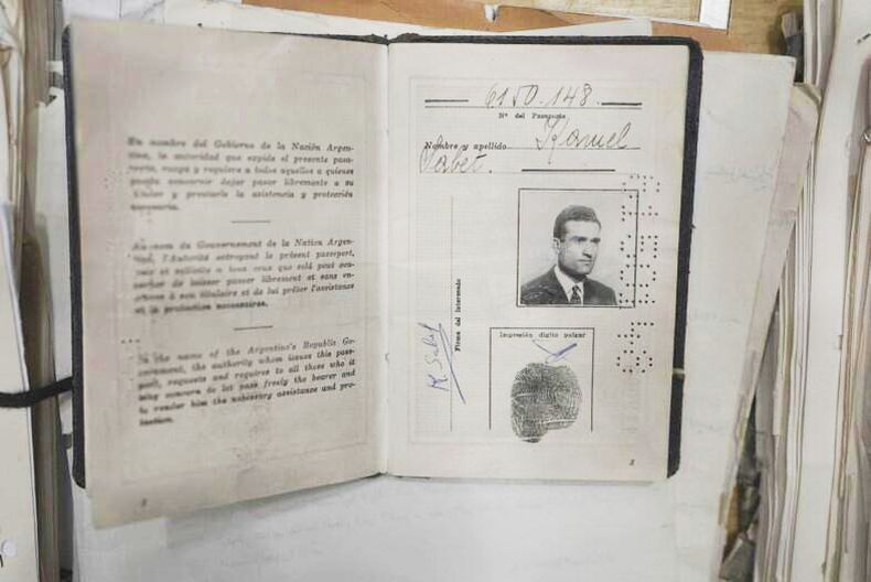 Foto sin fecha difundida por la oficina del primer ministro israelí, que muestra documentos de identidad Eli Cohen, quien fue un espía israelí en Siria. (Oficina del primer ministro israelí via AP)