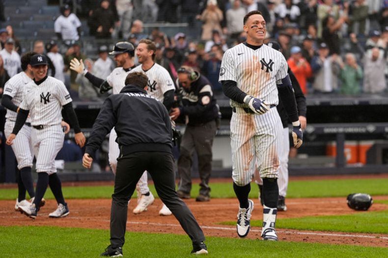 Aaron Judge, de los Yankees de Nueva York (derecha), reacciona tras conectar un jonrón de dos carreras para dejar en el terreno al rival durante la novena entrada de un partido de béisbol contra los Rays de Tampa Bay, el domingo 24 de mayo de 2026, en Nueva York. (Foto AP/Seth Wenig)