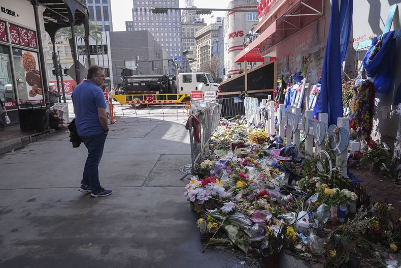 Una persona visita el memorial a las víctimas del ataque del primero de enero en las barreras de seguridad cerca de Bourbon Streey antes del Super Bowl el viernes 31 de enero del 2025. (AP Foto/Gerald Herbert)
